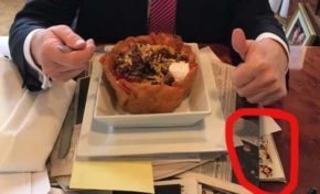 La classe : Trump mate son ex-femme en bikini en mangeant un tacos
