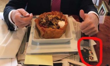 La classe : Trump mate son ex-femme en bikini en mangeant un tacos