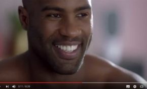 Teddy Riner nu (vidéo)... enfin presque !