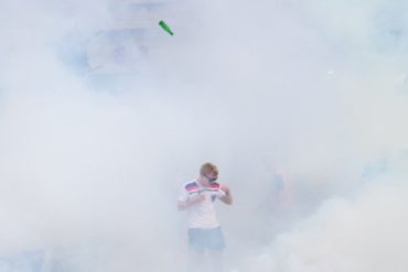 Une blonde et une chaise ? oui, en terrasse...