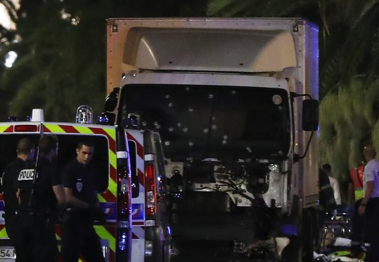 Le camion fou, criblé de balles. (Photo)