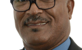 Bondamanjak souhaite un bon anniversaire à Athanase Jeanne-Rose