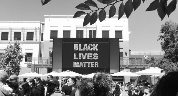 Facebook vient de mettre un immense signe « Black Lives Matter » devant son QG.
