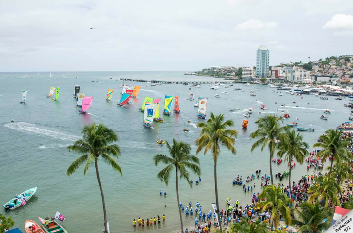 L'image du jour [01/08/16] Tour de la #Martinique des yoles rondes