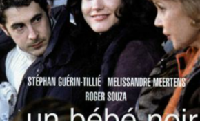  Un bébé noir dans un couffin blanc