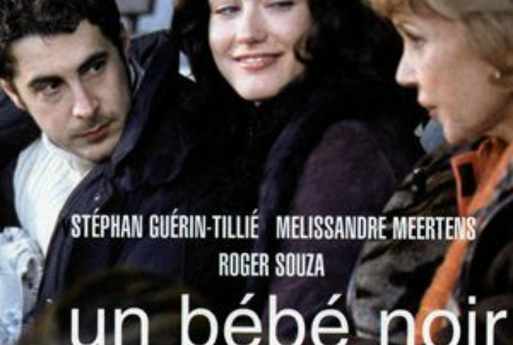  Un bébé noir dans un couffin blanc