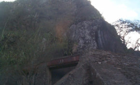 Le canal des Aloès : Canal des Aloès dans sa partie aérienne, en encorbellement au-dessus du radier du Ouaki (site d'escalade du Verval) - Journées Européennes du Patrimoine à la Réunion