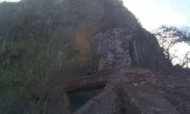 Le canal des Aloès : Canal des Aloès dans sa partie aérienne, en encorbellement au-dessus du radier du Ouaki (site d'escalade du Verval) - Journées Européennes du Patrimoine à la Réunion