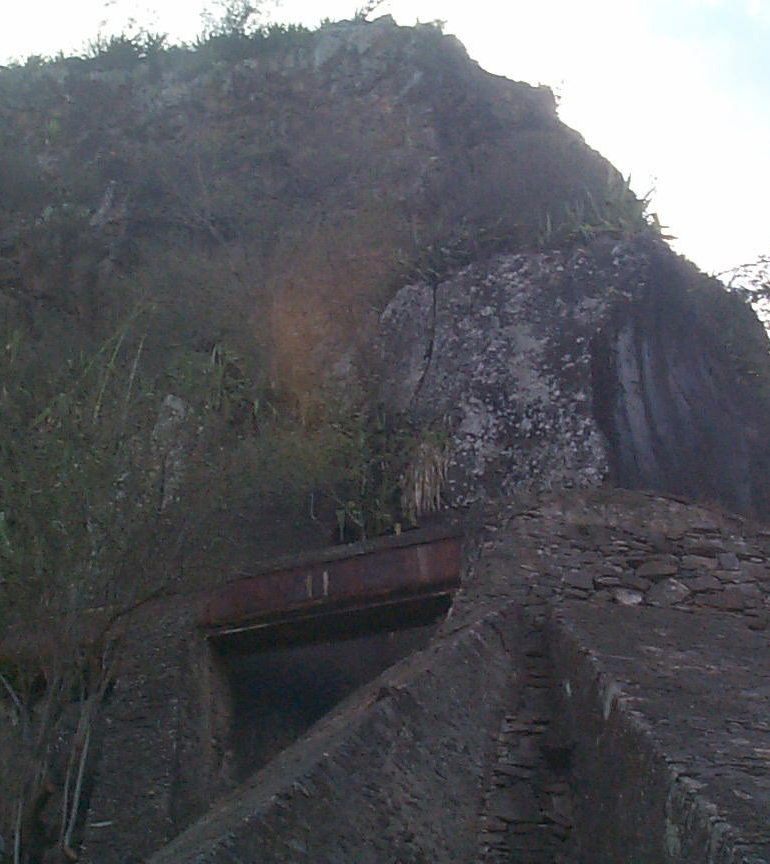 Le canal des Aloès : Canal des Aloès dans sa partie aérienne, en encorbellement au-dessus du radier du Ouaki (site d’escalade du Verval) – Journées Européennes du Patrimoine à la Réunion