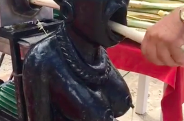 Ca rentre par la bouche et ça sort par les tétés