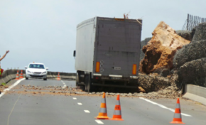 Éboulements sur la route du littoral à l'île de La Réunion