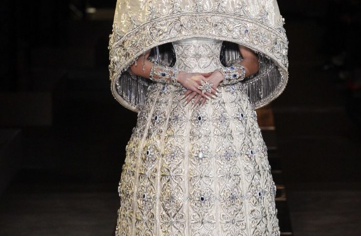 Fashionweek de Paris : Guo Pei, une créatrice asiatique qui se distingue avec des créations aux couleurs profondément romantiques