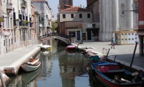 Que c'est triste Venise ...  Un jeune homme noir se noie dans le canal de Venise sous les insultes des passants :  "Laissez-le mourir ! Rentre chez toi !