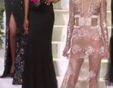 Fashion Week de New York: les créateurs affichent le bandana blanc, signe de tolérance, dans un pays choqué par les annonces de Trump. Et Kendall Jenner est subtilement naked chez la Perla.