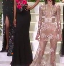 Fashion Week de New York: les créateurs affichent le bandana blanc, signe de tolérance, dans un pays choqué par les annonces de Trump. Et Kendall Jenner est subtilement naked chez la Perla.