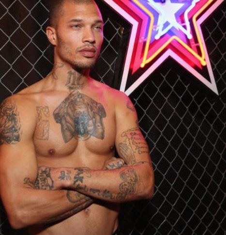 Oui, c'est indéniable, le noir lui va beaucoup mieux ! Jeremy Meeks passe de la case prison aux podiums de la Fashion week de New-York