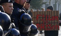 "Fillon en prison" : Fillon insulté par des manifestants à Tourcoing