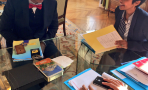 Ericka Bareigts reçoit l'Homme Paille en queue