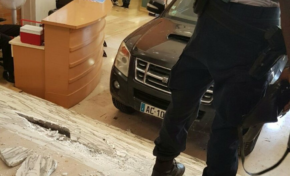 Il rentre avec son pick-up dans le hall de l'Atrium en Martinique