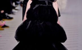 En direct de la fashion week à Paris, le défilé Balenciaga : longueur, couleurs éclatantes , beaux volumes et collants opaques coordonnés aux tenues ! Somptueux et chic !