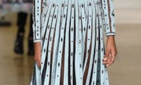 A la Fashionweek de Paris, Valentino présente  ses superbes longues robes légères et vaporeuses! Toutes en finesse, fluides, légères et parfois transparentes. Les manches sont longues et dévoilent pourtant le corps. Les couleurs joyeuses et colorées : du rouge, rose, pêche, bleu gris très clair..