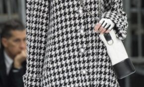 Chanel : Le chic parisien se projette à travers une collection aux accents futuristes. Et l'esprit du tailleur tweed légendaire prend son envol dans une dimension intersidérale !