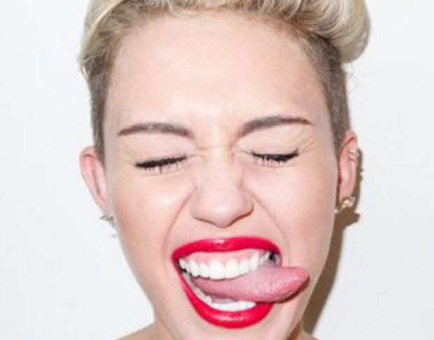 POURQUOI LES FEMMES TIRENT – ELLES LA LANGUE ?