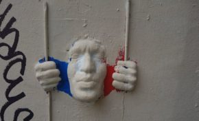 Ils sont tellement au pied de Marianne qu'ils lui sucent le clito phrygien