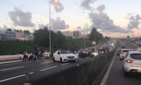 Ils bloquent l'autoroute en Martinique pour... tourner un clip