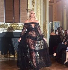 Ewa Minge a présenté sa collection automne hiver 2018, au Shangri La à Paris