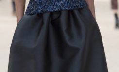 HAUTE COUTURE, GRAND PALAIS, TOUR EIFFEL : LA MAISON CHANEL  PRÉSENTE UNE COLLECTION CLASSIEUSE, D’UNE GRANDE SOBRIÉTÉ