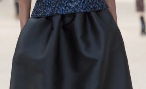 HAUTE COUTURE, GRAND PALAIS, TOUR EIFFEL : LA MAISON CHANEL  PRÉSENTE UNE COLLECTION CLASSIEUSE, D’UNE GRANDE SOBRIÉTÉ