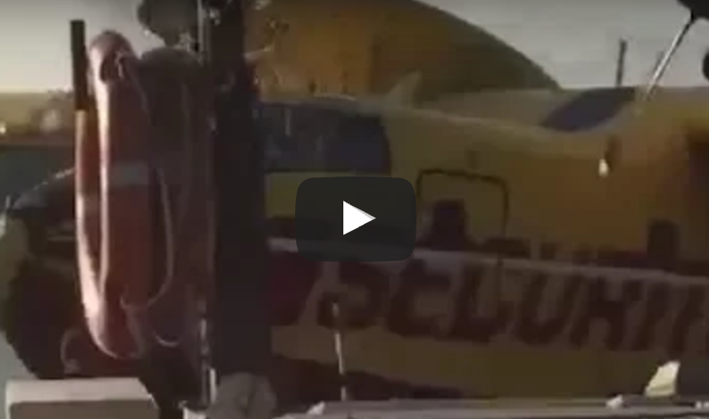 Vidéo : un Canadair heurte une barge... oups