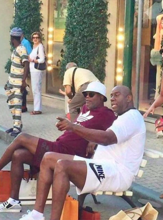 Ils sont célèbres, ils ont de l'argent...manque de peau (noire) ...on les prend pour des migrants