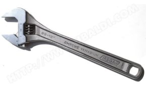 Mer - cul - riz Beach : un homme change le joint de culasse de son moteur en pleine mer