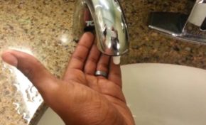 LE SAVON RACISTE : LE DISTRIBUTEUR AUTOMATIQUE NE DONNE PAS DE SAVON AUX MAINS NOIRES