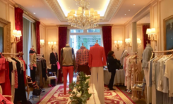 COLLECTION INÈS DE LA FRESSANGE À LA FASHION WEEK : ÉLÉGANCE ET FRAÎCHEUR SONT AU RENDEZ-VOUS