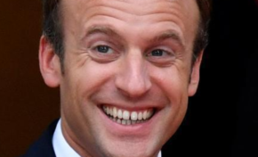 🎶🎶🎵🎵🎵🎄Petit papa Macron...🎄🎄🎶🎵🎵