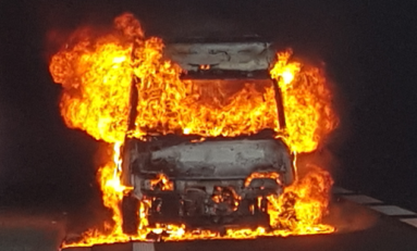 Spectaculaire incendie d'un véhicule utilitaire dans un tunnel à l'île de La Réunion