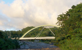 Woulo, on a le seul pont suspendu avec un seul arc de France