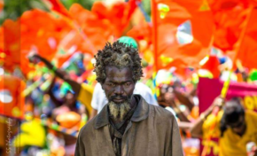 Cet homme noir n'est pas un jouet sombre au carnaval des autres