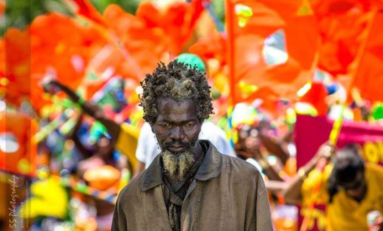 Cet homme noir n'est pas un jouet sombre au carnaval des autres
