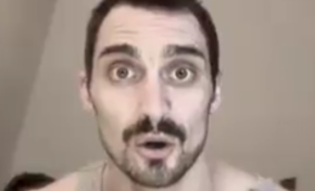 Un homme rend un vibrant hommage à Whitney Houston