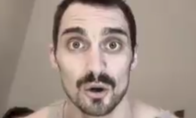 Un homme rend un vibrant hommage à Whitney Houston