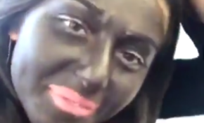 Il porte une kippa...il fait un black face