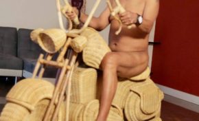 Francky Vincent nu sur une Harley Davidson en rotin pour fêter ses 62 ans