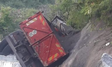 Un camion fait une étonnante  sortie de route à Case-Pilote en Martinique