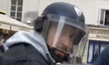 Un collaborateur de Macron filmé, déguisé en CRS, en train de tabasser un manifestant... 🤔 (vidéo)