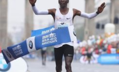 Le Kényan Eliud Kipchoge bat le record du monde du marathon