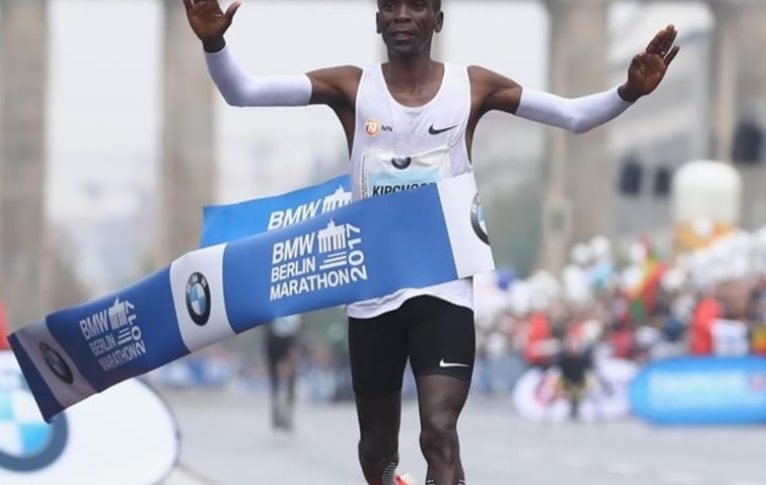 Le Kényan Eliud Kipchoge bat le record du monde du marathon